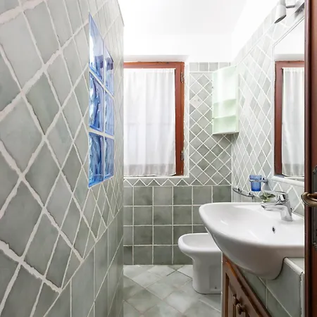 Holiday home Stazzo Istana Jacuzzi Barbecue E Mare A Piedi *